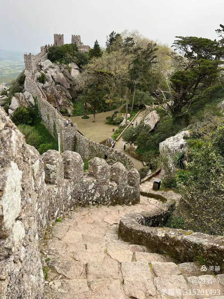 屹立于辛特拉山巅的摩尔人城堡